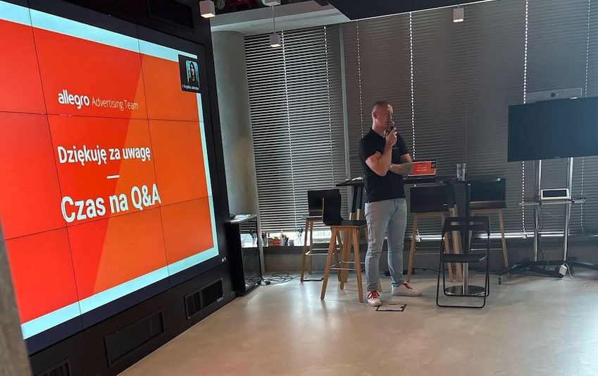 CEO Jakub Kujawka podczas szkolenia stacjonarnego w siedzibie Allegro